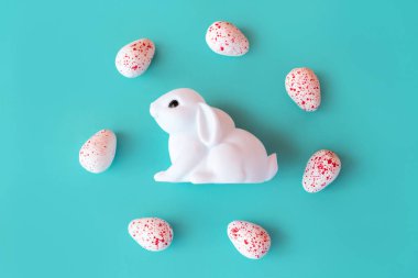  Yumurtalı beyaz oyuncak neon tavşan. Bayramlık Paskalya planı.