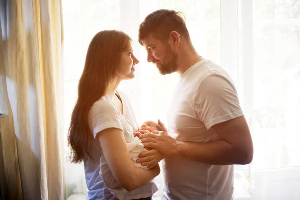 Père et mère avec un nouveau-né. Nouvelle jeune famille multi-génération — Photo