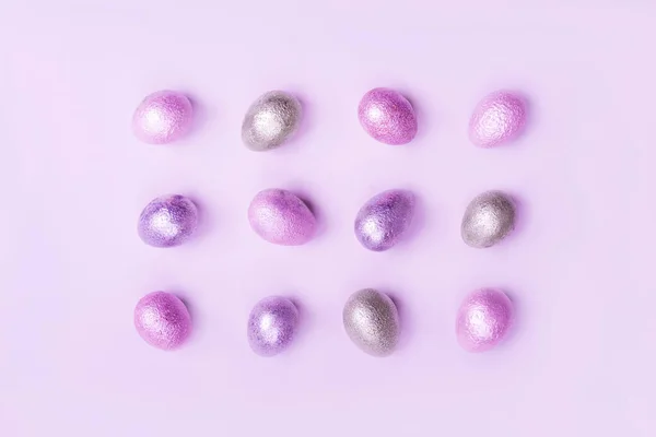 Color perla pintada de pollo y huevos de codorniz de color rosa, plata, color dorado — Foto de Stock