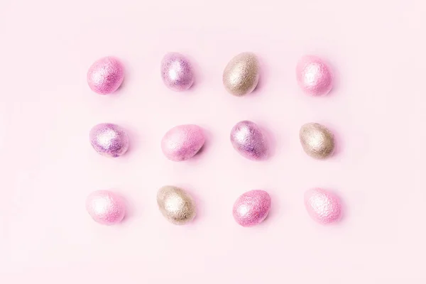 Color perla pintada de pollo y huevos de codorniz de color rosa, plata, color dorado — Foto de Stock