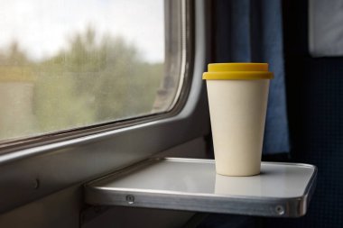 Sarı silikon kapaklı bambu kahve fincanı. 