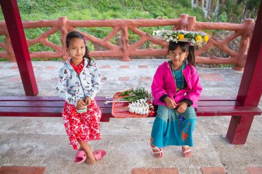 Sagklaburi, Kanchanaburi, Tayland - 01 Mayıs 2015 : Unidentifie