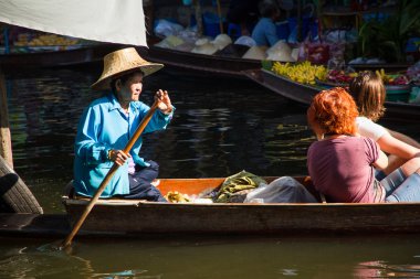 Ratchaburi, Tayland, - 22 Kasım 2014 : Tanımlanamayan kadın 