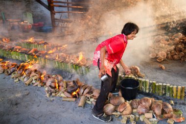 Chonburi, Tayland - Nisan, 10, 2016: yaşlı kadın pirinç roas yakar.