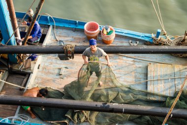 Chon Burii, Tayland - 06 Mart 2014 : Kimliği belirsiz balıkçılar 