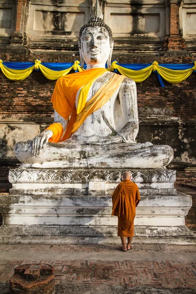 Ayutthaya, Tailandia, - 13 de mayo de 2014: Nombre no identificado monk whi — Foto de Stock