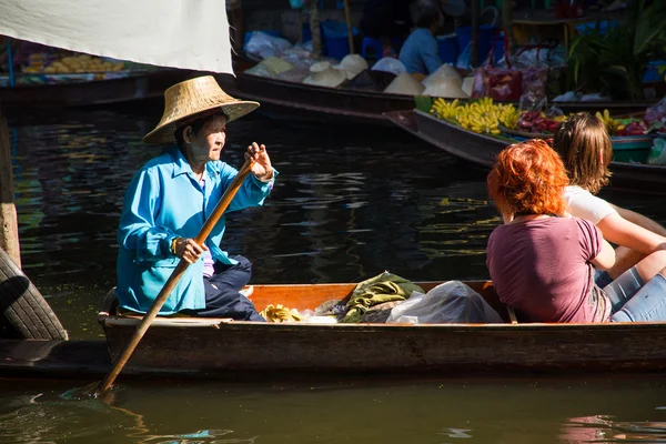泰国拉查武里 ， - 2014年11月22日 ： 身份不明的妇女 — 图库照片