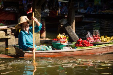 Ratchaburi, Tayland, - 22 Kasım 2014 : Tanımlanamayan kadın 