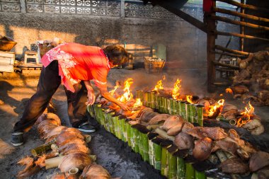 Chonburi, Tayland - Nisan, 10, 2016: yaşlı kadın pirinç roas yakar.
