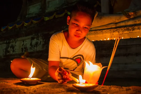 Ayutthaya, Tayland, - Mayıs, 13, 2014: Tanımlanamayan adı çocukla