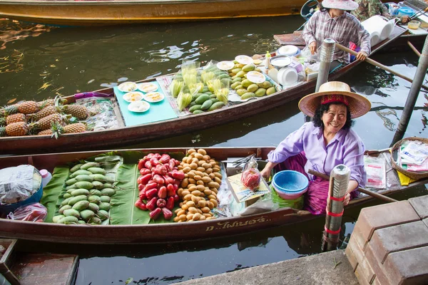 Ratchaburi, Tayland, - 22 Kasım 2014 : Tanımlanamayan kadın 