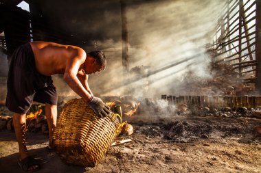 Chonburi, Tayland - 07 Temmuz 2013: Kimliği belirsiz ihtiyar burns