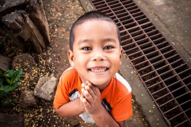Sagklaburi, Kanchanaburi, Tayland - 27 Mayıs 2012 : Unidentifie