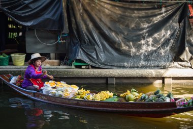 Ratchaburi, Tayland, - 22 Kasım 2014 : Tanımlanamayan kadın 