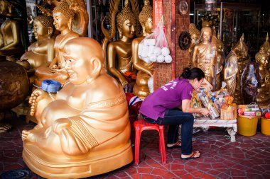 Bangkok, Tayland - 05 Nisan 2012 : Altın Budalar ile alışveriş