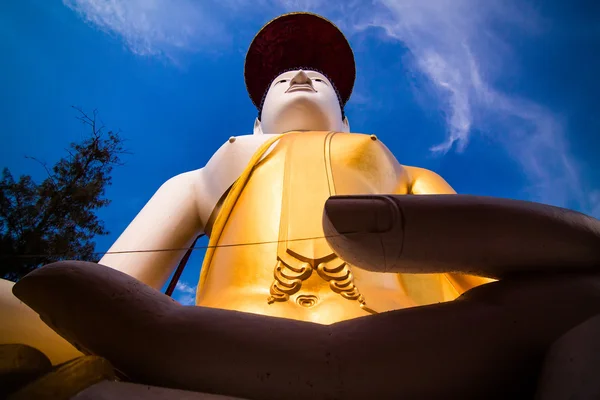 Berrak gökyüzü ile büyük beyaz Buda. — Stok fotoğraf