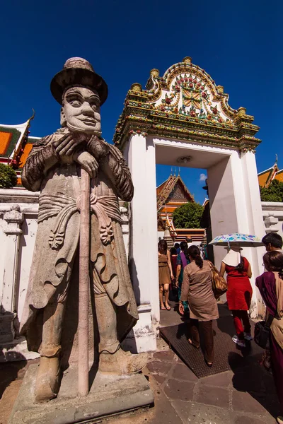 Bangkok, Tailandia - 17 de abril de 2012: Turista no identificado a vi —  Fotos de Stock