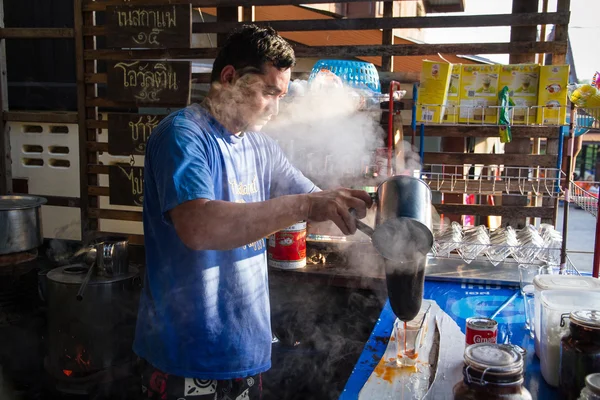 Sagklaburi, Kanchanaburi, Tayland - 01 Mayıs 2015 : Unidentifie