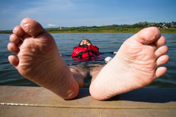 Adolescente flotando en el río . — Foto de Stock