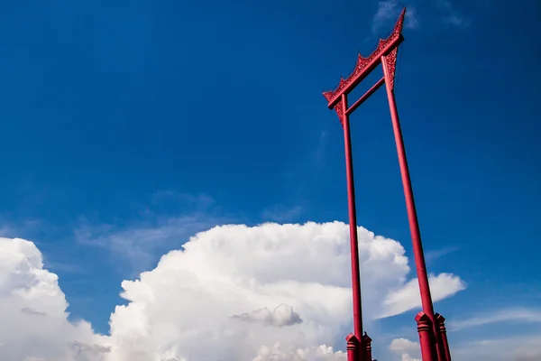 De gigantische Swing-bezienswaardigheid in Bangkok, Thailand met Blue Sky — Stockfoto