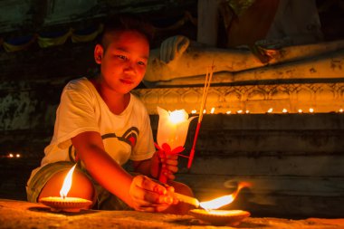 Ayutthaya, Tayland, - Mayıs, 13, 2014: Tanımlanamayan adı çocukla