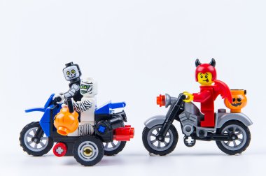 Lego hayalet Cadılar Bayramı binmek bir motosiklet. Hüner ya da Treat.Theme Halloween geçmiş.