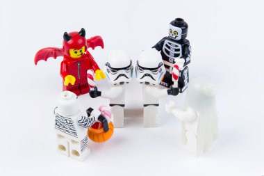 Lego hayalet Cadılar Bayramı Cadılar bayramı şekeri ya parani ya canini Lego star wars stormtrooper istiyorum. Tema Halloween arka plan.