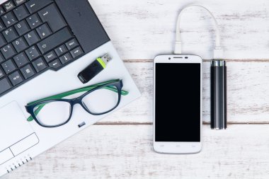 Dizüstü bilgisayar, gözlük, smartphone ve t Usb flash sürücüde Üstten Görünüm