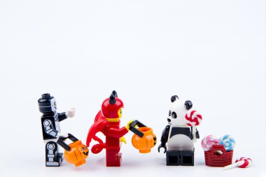 Lego hayalet Cadılar Bayramı ve Lego panda Cadılar bayramı şekeri ya parani ya canini istiyorum. Tema Halloween arka plan.
