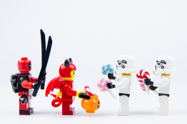 Lego hayalet Cadılar Bayramı Cadılar bayramı şekeri ya parani ya canini Lego deadpool istiyorum. Tema Halloween arka plan.