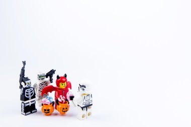 Lego hayalet Cadılar Bayramı Cadılar bayramı şekeri ya parani ya canini Lego star wars stormtrooper istiyorum. Tema Halloween arka plan.
