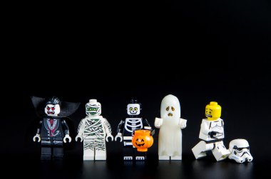 Lego star wars stormtrooper kaçmak Cadılar Bayramı hayalet. Tema Halloween arka plan.