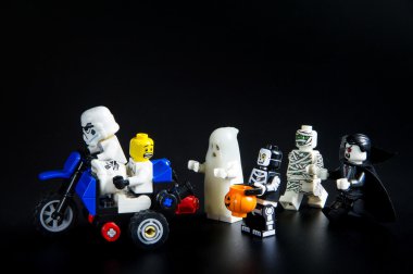 Lego star wars bir motosiklet sürme stormtrooper kaçıp hayalet Cadılar Bayramı. Tema Halloween arka plan.