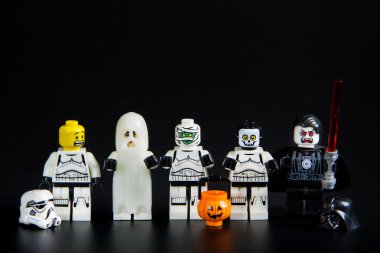 Lego star wars stormtrooper Cadılar Bayramı hayalet gibi giyinmiş. Tema Halloween arka plan.