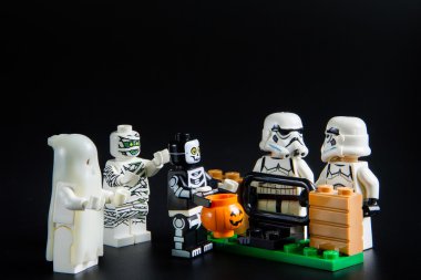 Lego halloween trick hayalet ya da Lego star wars stormtrooper tedavi. Tema Halloween arka plan.