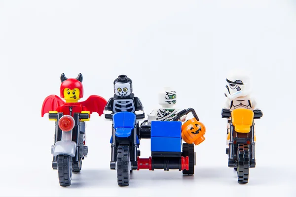 LEGO ghost halloween ride egy motorkerékpár. Trükk, vagy Treat.Theme Halloween háttér. — Stock Fotó