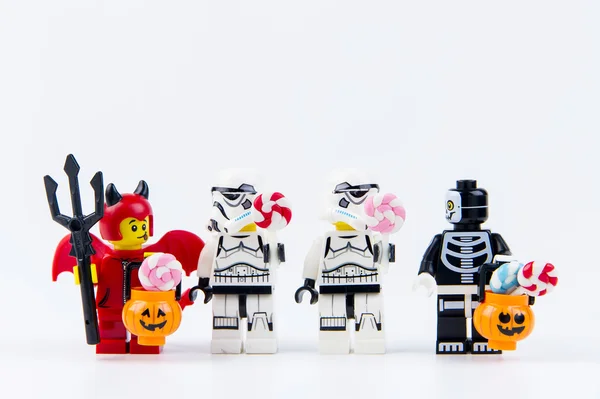 Lego fantasma Halloween quiere caramelo de Halloween Truco o trato con Lego Star Wars stormtrooper.Theme fondo de Halloween . — Foto de Stock