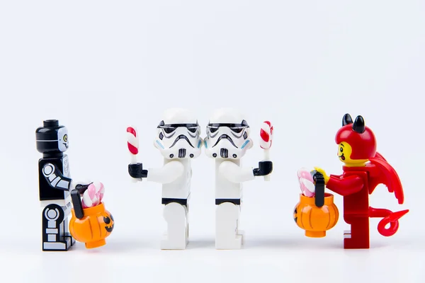 Lego fantasma Halloween quiere caramelo de Halloween Truco o trato con Lego Star Wars stormtrooper.Theme fondo de Halloween . —  Fotos de Stock