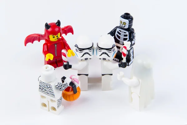 Lego hayalet Cadılar Bayramı Cadılar bayramı şekeri ya parani ya canini Lego star wars stormtrooper istiyorum. Tema Halloween arka plan. — Stok fotoğraf