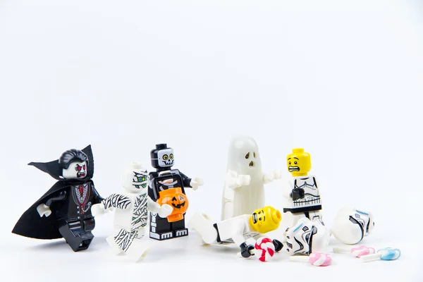 LEGO ghost halloween halloween candy fogás vagy élvezet, Lego star wars stormtrooper akar. Téma Halloween háttér. — Stock Fotó