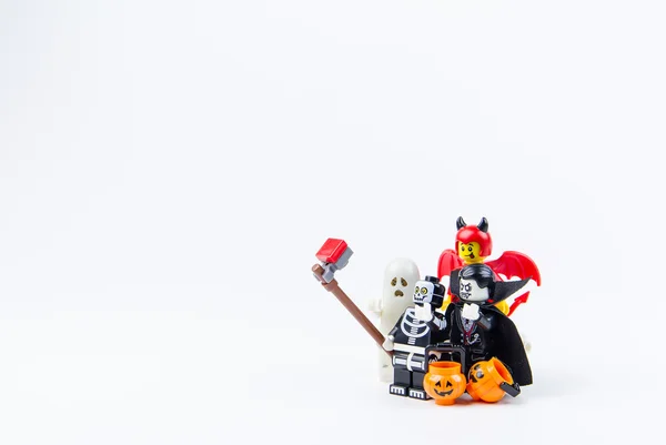 Lego fantasma halloween juntos selfie.Trick ou Treatment. Tema Halloween fundo . — Fotografia de Stock