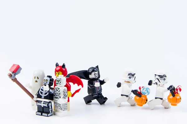 Lego fantasma halloween juntos selfie.Lego star wars stormtrooper robar caramelo pot.Trick o Treat.Theme fondo de Halloween . — Foto de Stock