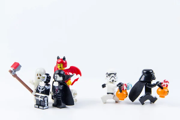 Lego ghost halloween samen selfie. Lego star wars stormtrooper snoep pot stelen. Truc of Treat.Theme Halloween achtergrond. — Stockfoto