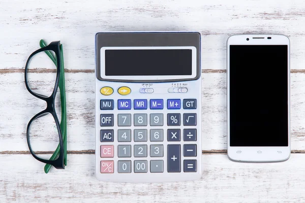 Вид калькулятора, очков и смартфона сверху — стоковое фото