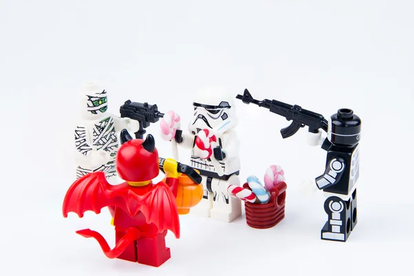 Lego fantasma Halloween quiere caramelo de Halloween Truco o trato con Lego Star Wars stormtrooper.Theme fondo de Halloween . — Foto de Stock