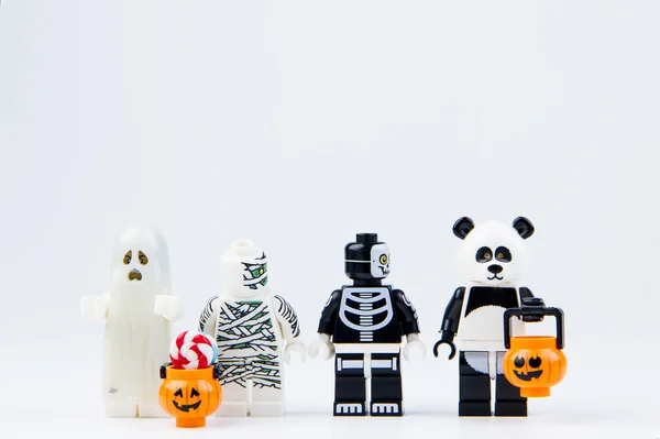 Lego fantasma halloween e Lego panda querem doces halloween Truque ou tratar. . — Fotografia de Stock