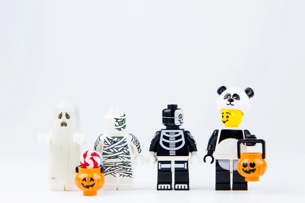 Lego fantasma halloween e Lego panda querem doces halloween Truque ou tratar. . — Fotografia de Stock