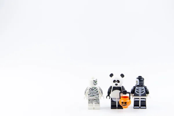 LEGO ghost halloween és Lego panda akar halloween cukorkát, Csokit vagy csalunk. Téma Halloween háttér. — Stock Fotó