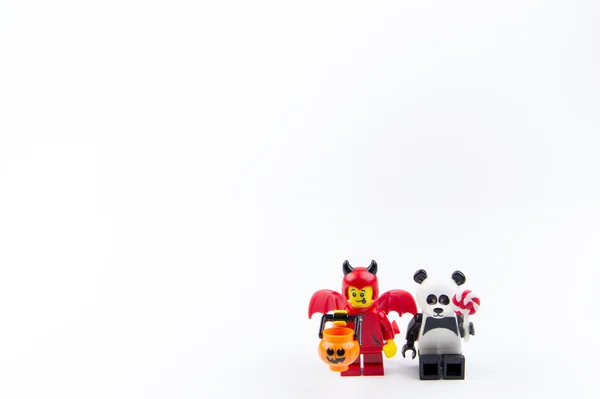 LEGO ghost halloween és Lego panda akar halloween cukorkát, Csokit vagy csalunk. Téma Halloween háttér. — Stock Fotó
