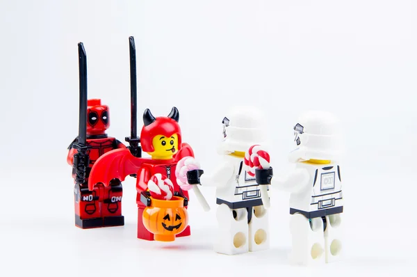 Lego geest halloween halloween snoep Trick or Treat met Lego deadpool wilt. Thema Halloween achtergrond. — Stockfoto